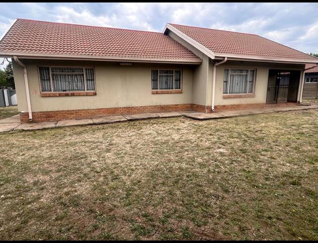 3 BEDROOM HOUSE FOR SALE IN KOSMOSPARK